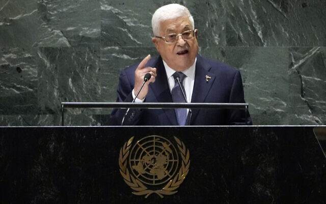 Le dirigeant de l'Autorité palestinienne, Mahmoud Abbas, s'adressant à la 78e session de l'Assemblée générale des Nations unies, à New York, le 21 septembre 2023. (Crédit : Richard Drew/AP Photo)