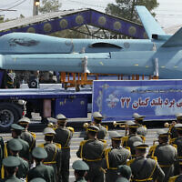 Un drone iranien Kaman-22 transporté sur un camion lors d'un défilé militaire annuel marquant la guerre Iran-Irak, devant le sanctuaire du fondateur de la révolution, l'ayatollah Khomeini, juste à l'extérieur de Téhéran, en Iran, le 22 septembre 2023. (Crédit : Vahid Salemi/AP Photo)