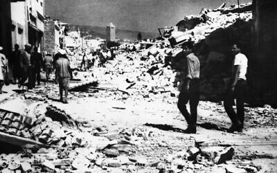 Décombres après le tremblement de terre qui a frappé la ville portuaire d'Agadir, au Maroc, le 1er mars 1960. (Crédit : AP Photo)