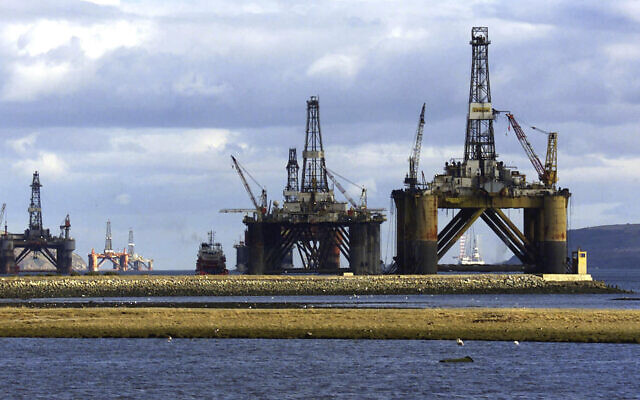 Des plates-formes d'exploration pétrolière de la mer du Nord, dans le Cromerty Firth, au nord de l'Écosse, le 2 mars 2003. (Crédit : Martin Cleaver/AP)