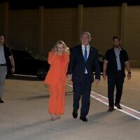 Le Premier ministre Benjamin Netanyahu et son épouse, Sara, s'arrêtent à embarquer dans un avion pour les États-Unis aux premières heures de la journée de lundi, le 18 septembre 2023. (Crédit : Avi Ohayon/GPO)