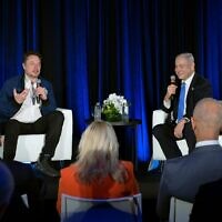 Le Premier ministre Benjamin Netanyahu, à droite, parle avec Elon Musk lors d'une discussion diffusée en direct sur X, anciennement Twitter, à l'usine Tesla de Fremont, en Californie, le 18 septembre 2023. (Crédit : Avi Ohayon/ GPO)