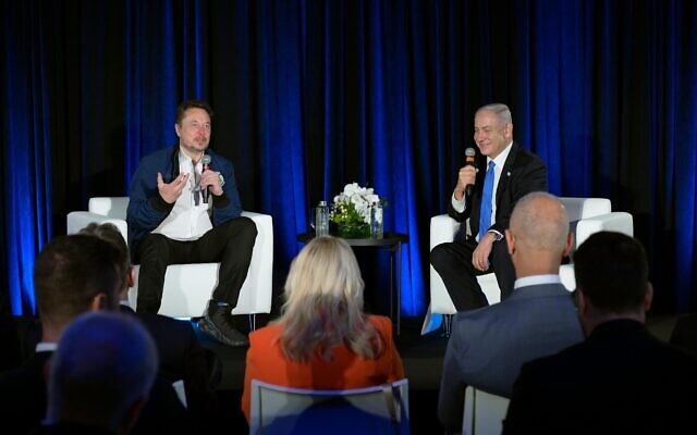 Le Premier ministre Benjamin Netanyahu, à droite, parle avec Elon Musk lors d'une discussion diffusée en direct sur X, anciennement Twitter, à l'usine Tesla de Fremont, en Californie, le 18 septembre 2023. (Crédit : Avi Ohayon/ GPO)