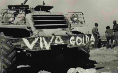 Un véhicule half-track avec une inscription faisant l'éloge de Golda Meïr, alors Première ministre, dans le nord, avant ou pendant la Guerre du Kippour, en octobre 1973. (Crédit : Archives d'État)