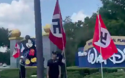 Des drapeaux nazis devant l’entrée du parc Disney World à Orlando, en Floride, le 2 septembre 2023. (Crédit : capture d’écran vidéo / Twitter)