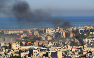 De la fumée s'élève suite à des affrontements entre des membres du groupe palestinien Fatah et des terroristes islamistes dans le camp de réfugiés palestiniens d'Ein el-Hilweh, près de la ville portuaire de Sidon, dans le sud du pays, le 8 septembre 2023. (Crédit : AP Photo/Mohammed Zaatari)
