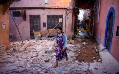 Une femme marche parmi les décombres des maisons endommagées par le tremblement de terre dans la Vieille Ville de Marrakech, au Maroc, le 9 septembre 2023. (Crédit : Fadel Senna/AFP)