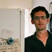 Yehonatan Indursky, co-scénariste de 'Shtisel'  dans son appartement de Tel-Aviv, loin de sa maison d'enfance Haredi dans le quartier de Givat Shaul à Jérusalem (Autorisation Sam Spiegel)