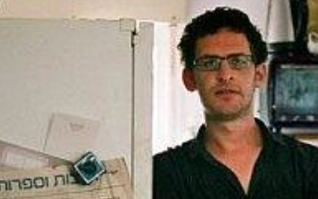 Yehonatan Indursky, co-scénariste de 'Shtisel'  dans son appartement de Tel-Aviv, loin de sa maison d'enfance Haredi dans le quartier de Givat Shaul à Jérusalem (Autorisation Sam Spiegel)
