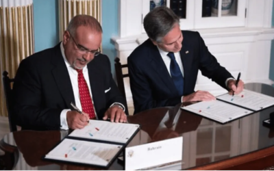 Le prince héritier de Bahreïn, Salman ben Hamad al-Khalifa, et le secrétaire d'État américain, Antony Blinken, signant un accord sur l'intégration de la sécurité et la prospérité au Département d'État américain, à Washington, le 13 septembre 2023. (Crédit : Brendan Smialowski/AFP)