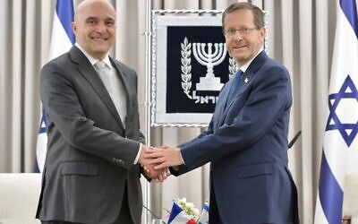 Frédéric Journès, nouvel ambassadeur de France en Israël, et Isaac Herzog, président israélien, à Jérusalem, le 19 septembre 2023. (Crédit : Haim Zach / GPO)