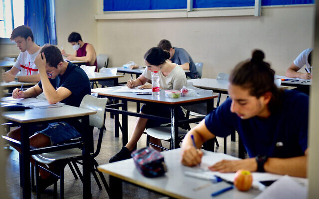 Les élèves du lycée Keshet passant leur examen de mathématiques (Bagrout), à Tel Aviv, le 29 juin 2020. (Crédit : Avshalom Sassoni/Flash90)