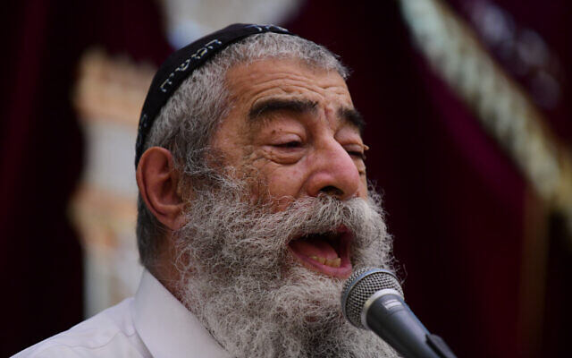 Le chanteur israélien Ariel Zilber à une cérémonie de Hanoukka à la Grande Synagogue de Tel Aviv, le 1er décembre 2021. (Crédit : Tomer Neuberg/Flash90)