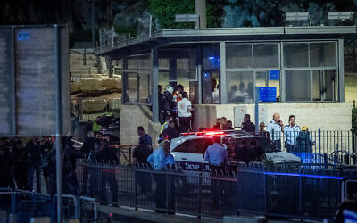 Les forces de sécurité israéliennes sur les lieux d'une attaque terroriste, à la porte de Damas dans la Vieille Ville de Jérusalem, le 8 mai 2022. (Crédit : Yonatan Sindel/Flash90)