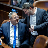 Les ministres d'extrême-droite Itamar Ben Gvir et Bezalel Smotrich à la Knesset le 29 décembre 2022. (Crédit : Yonatan Sindel/Flash90)