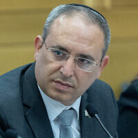 Le député du Likud Eliyahu Revivo assistant à une réunion d'une commission de la Knesset, à Jérusalem, le 12 juin 2023. (Crédit : Yonatan Sindel/Flash90)