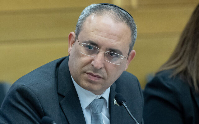 Le député du Likud Eliyahu Revivo assistant à une réunion d'une commission de la Knesset, à Jérusalem, le 12 juin 2023. (Crédit : Yonatan Sindel/Flash90)