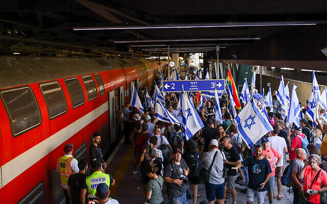 Une manifestation contre la refonte judiciaire du gouvernement, à la gare HaShalom de Tel Aviv, le 18 juillet 2023. (Crédit : Chaïm Goldberg/Flash90)