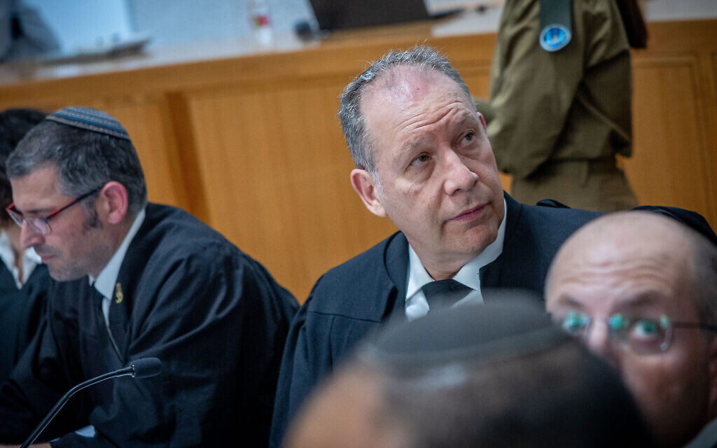 Me Ilan Bombach lors d'une audience sur des recours déposés contre une loi soutenue par la coalition, à la Cour suprême à Jérusalem, le 30 juillet 2023. (Crédit : Yonatan Sindel/Flash90)