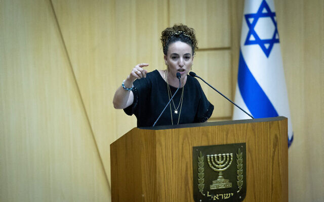 La ministre de l'Environnement, Idit Silman, s'exprimant lors d'un débat, à la Knesset, le 16 août 2023. (Crédit : Yonatan Sindel/Flash90)