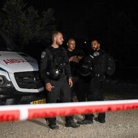 Photo d'illustration : La police sur la scène d'un quadruple homicide à Abu Snan, une ville du nord d'Israël, le 22 août 2023. (Crédit : Shir Torem/Flash90)