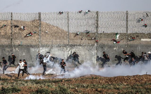 Des émeutiers palestiniens affrontant des soldats israéliens à la frontière de Gaza, le 1er septembre 2023. (Crédit : Atia Mohammed/Flash90)