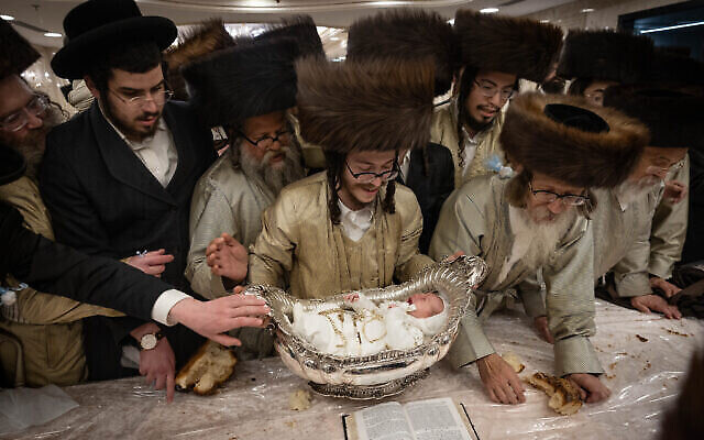 Des ultra-orthodoxes lors d'une cérémonie Pidyon Haben à Mea Shearim, à Jérusalem, le 2 septembre 2023 (Crédit : Chaim Goldberg / Flash90)