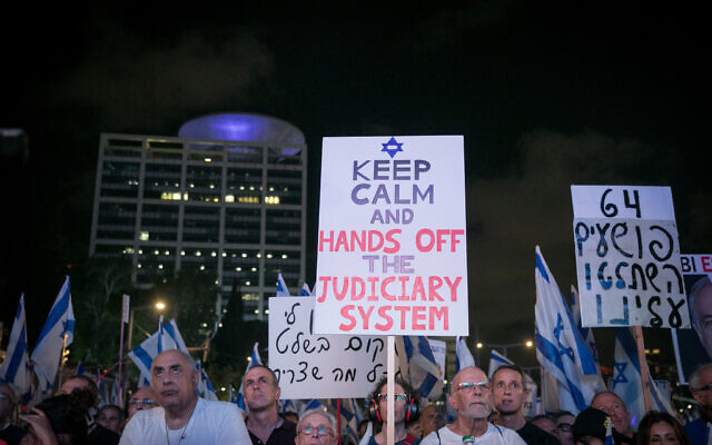Des activistes manifestant contre la refonte judiciaire du gouvernement, à Tel Aviv, le 2 septembre 2023. (Crédit : Miriam Alster/Flash90)
