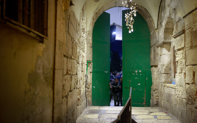 La police sur les lieux d'une tentative d'attaque au couteau dans la vieille ville de Jérusalem, le 4 septembre 2023. (Crédit : Chaim Goldberg/Flash90)