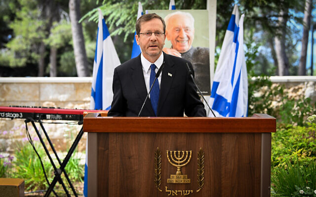 Le président Isaac Herzog lors d'une cérémonie à la mémoire du président Shimon Peres, au cimetière du mont Herzl, à Jérusalem, le 6 septembre 2023. (Crédit : Arie Leib Abrams/Flash90)
