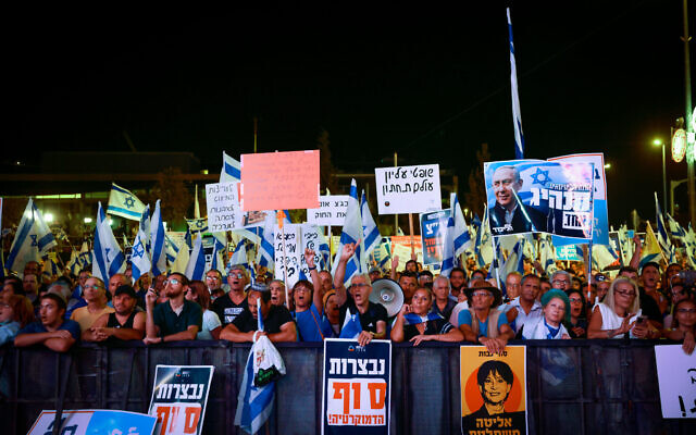 Des Israéliens de droite lors d'un rassemblement en soutien au plan de refonte du système judiciaire du gouvernement aux abords de la Cour suprême de Jérusalem, le 7 septembre 2023. (Crédit : Chaim Goldberg/Flash90)