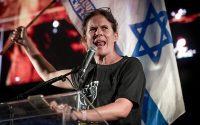 Shikma Bressler, cheffe de fil du mouvement de protestation contre la refonte, lors d'une manifestation anti-refonte judiciaire du gouvernement, à Tel Aviv, le 9 septembre 2023. (Crédit : Avshalom Sassoni/Flash90)
