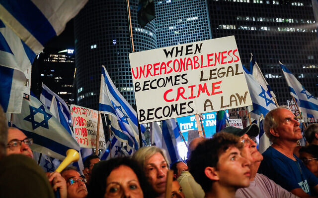 Des activistes protestant ccontre la refonte du système judiciaire du gouvernement, à Tel Aviv, le 9 septembre 2023. (Crédit : Avshalom Sassoni/Flash90)