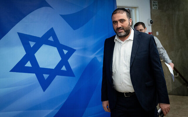 Le ministre de l'Intérieur et de la Santé Moshe Arbel arrivant à une  réunion du cabinet, au Bureau du Premier ministre, à Jérusalem, le 10 septembre 2023. (Crédit : Chaïm Goldberg/Flash90)
