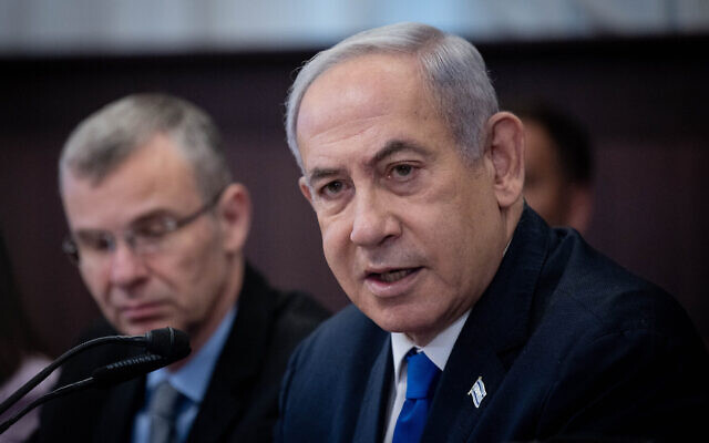 Le Premier ministre Benjamin Netanyahu et le ministre de la Justice Yariv Levin lors d'une réunion du cabinet, au Bureau du Premier ministre, à Jérusalem, le 10 septembre 2023. (Crédit : Chaïm Goldberg/Flash90)