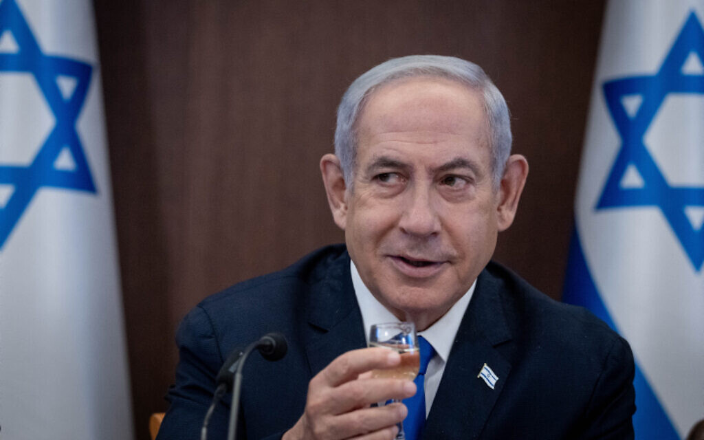 Le Premier ministre Benjamin Netanyahu portant un toast lors de la réunion hebdomadaire du cabinet avant le Nouvel an juif, le 10 septembre 2023. (Crédit : Chaïm Goldberg/Flash90)