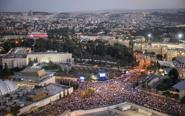 Des militants anti-réforme manifestent devant la Cour suprême à Jérusalem, le 11 septembre 2023. (Yonatan Sindel/FLASH90)
