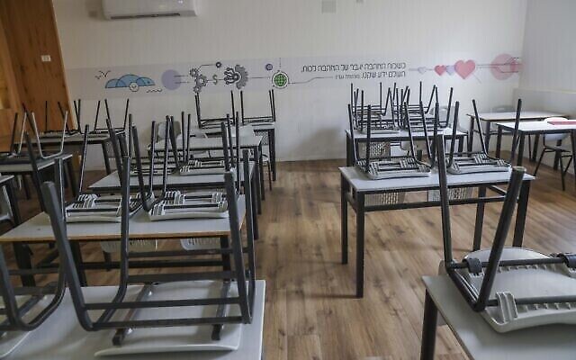 Une salle de classe vide dans une école, lors d'une grève du Conseil national des étudiants et de la jeunesse, à Tel Aviv, le 12 septembre 2023. (Crédit : Flash90)