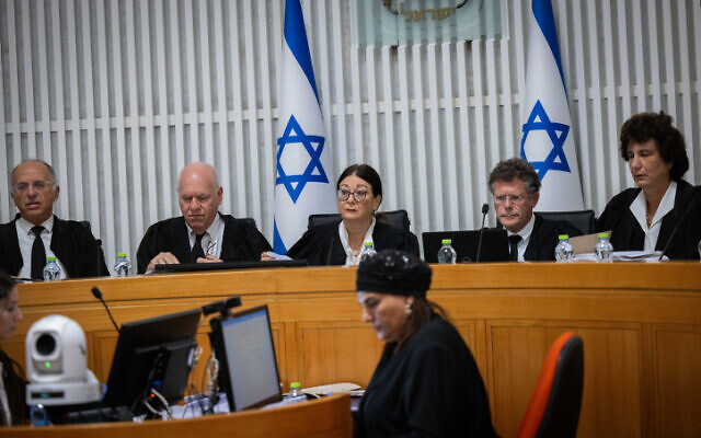 La présidente de la Cour suprême Esther Hayut avec d'autres juges lors de l'audience sur la loi sur la "raisonnabilité" à la Cour suprême de Jérusalem, le 12 septembre 2023. (Crédit : Yonatan Sindel/Flash90)