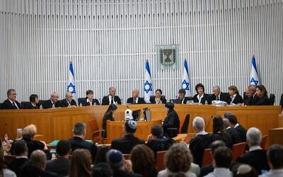 Les 15 juges de la Cour suprême d'Israël examinant la validité de la loi "du caractère raisonnable" du gouvernement Netanyahu, adoptée en juillet, à Jérusalem, le 12 septembre 2023. (Crédit : Yonathan Sindel/Flash90)