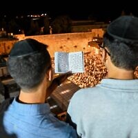 Juifs priant pour le pardon ou selihot à l'approche de Rosh HaShana, au mur Occidental, dans la Vieille Ville de Jérusalem, à l'aube du 15 septembre 2023. (Crédit : Arie Leib Abrams/Flash90)