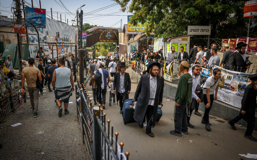 Des pèlerins juifs arrivant à Ouman, en Ukraine, avant la fête juive de Rosh HaShana, le 14 septembre 2023. (Crédit : Chaïm Goldberg/Flash90)