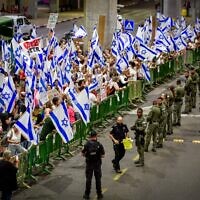 Des manifestants anti-refonte protestant contre le gouvernement du Premier ministre Benjamin Netanyahu alors que celui-ci se rend aux États-Unis, à l'aéroport Ben Gurion, le 17 septembre 2023. (Crédit : Avshalom Sassoni/Flash90)