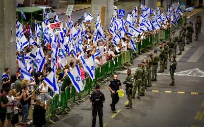 Des manifestants anti-refonte protestant contre le gouvernement du Premier ministre Benjamin Netanyahu alors que celui-ci se rend aux États-Unis, à l'aéroport Ben Gurion, le 17 septembre 2023. (Crédit : Avshalom Sassoni/Flash90)