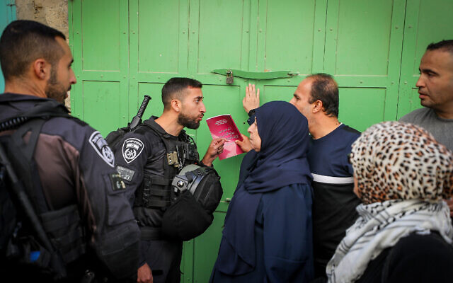La police se heurtant à des Palestiniens protestant contre les visites des Juifs sur le mont du Temple pendant la fête juive de Rosh HaShana, dans la Vieille Ville de Jérusalem, le 17 septembre 2023. (Crédit : Jamal Awad/Flash90)