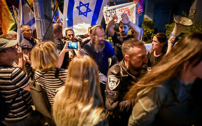 Le rabbin Yigal Levinstein se frayant un chemin à travers les manifestants, à Tel Aviv, le 19 septembre 2023. (Crédit : Avshalom Sassoni/Flash90)