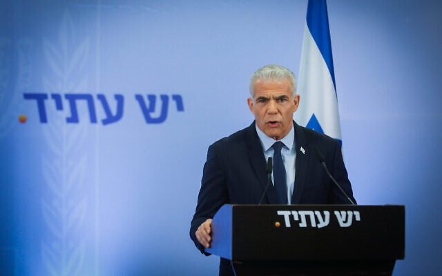 Le leader de l'opposition, le député Yaïr Lapid s'exprimant avant la réunion de la faction parlementaire de son parti Yesh Atid, à Tel Aviv, le 20 septembre 2023. (Crédit : Miriam Alster/Flash90)