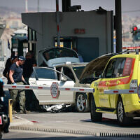 La scène d'un attentat présumé à la voiture-bélier au point de passage de Qalandiya près de Jérusalem, le 21 septembre 2023. (Crédit : Chaïm Goldberg/FLASH90)