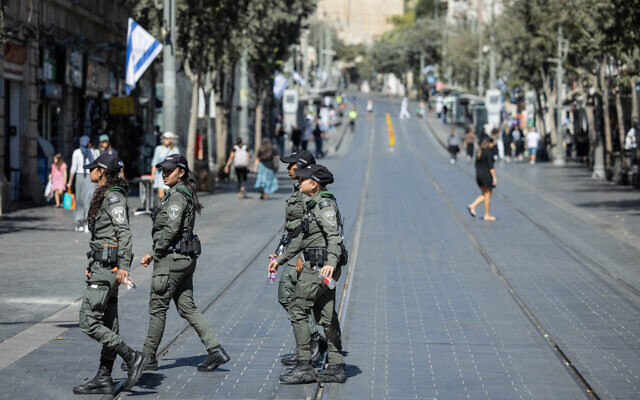 Une patrouille de la police israélienne au centre de Jérusalem avant la fête juive de Yom Kippour, le 24 septembre 2023. (Crédit :  Chaim Goldberg/FLASH90)