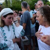 Des Israéliens laïcs et religieux lors d'un office de prière controversé sur le Kikar Dizengoff, à Tel Aviv, le 24 septembre 2023. (Crédit : Tomer Neuberg/Flash90)